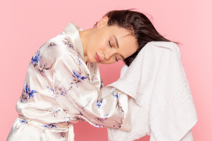 無料Photo 彼女の髪を乾燥するバスローブの正面の若い美しい女性