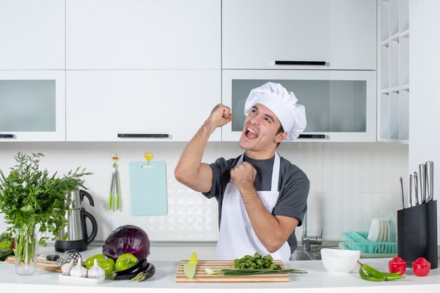 그의 행복을 표현 하는 유니폼에 전면 보기 젊은 요리사