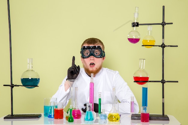 正面図若い化学者が実験室で新しい実験スタイルを見つける