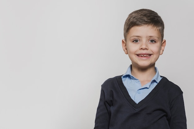 Sorridere del bambino in giovane età di vista frontale