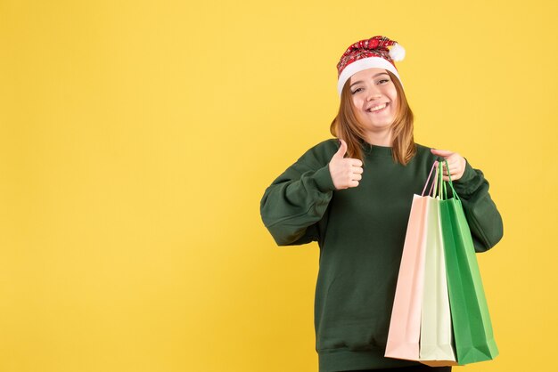 パッケージで買い物をした後の正面図若い女性