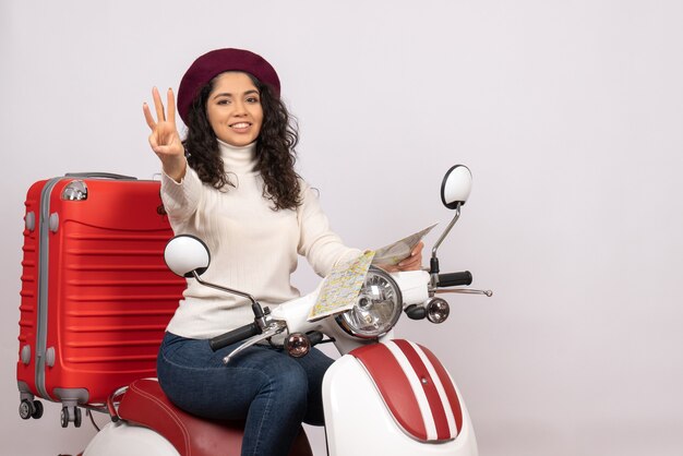 白い背景のフライト ロード バイク休暇車両都市速度色に笑みを浮かべて地図を保持している自転車の正面若い女性
