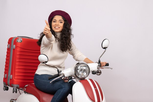 白い背景色に乗って道路速度オートバイ休暇車に彼女のバッグを笑顔で自転車に乗った若い女性の正面図