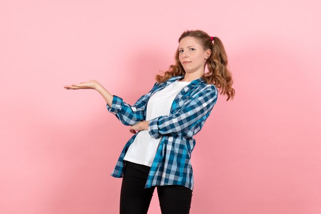 핑크 책상 감정 소녀 패션 컬러 모델 청소년 아이에 포즈 파란색 체크 무늬 셔츠에 전면보기 젊은 여성