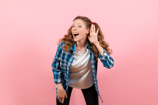 Вид спереди молодая женщина в синей клетчатой рубашке позирует с улыбкой на розовом фоне женщина эмоции модель мода девушки цвет