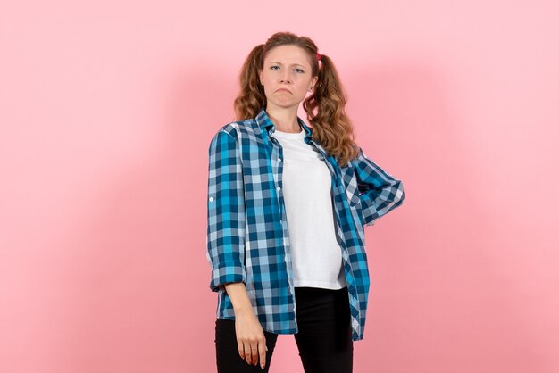 분홍색 배경에 미친 표정으로 파란색 체크 무늬 셔츠에 전면보기 젊은 여성 청소년 감정 소녀 아이 모델 패션