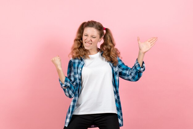 밝은 분홍색 배경 모델 여자 감정 아이 청소년 색상에 포즈 체크 무늬 셔츠에 전면보기 젊은 여성
