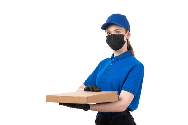 파란색 유니폼 검은 장갑과 음식 배달 패키지를 들고 검은 마스크에 전면보기 젊은 여성 택배