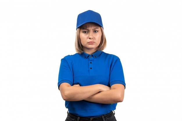 Foto gratuita un giovane corriere femminile di vista frontale in uniforme blu che posa appena