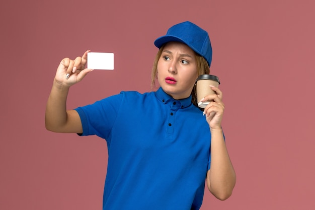 커피와 흰색 카드, 서비스 유니폼 배달 여자 작업자 색상의 컵을 들고 포즈 파란색 유니폼에 전면보기 젊은 여성 택배