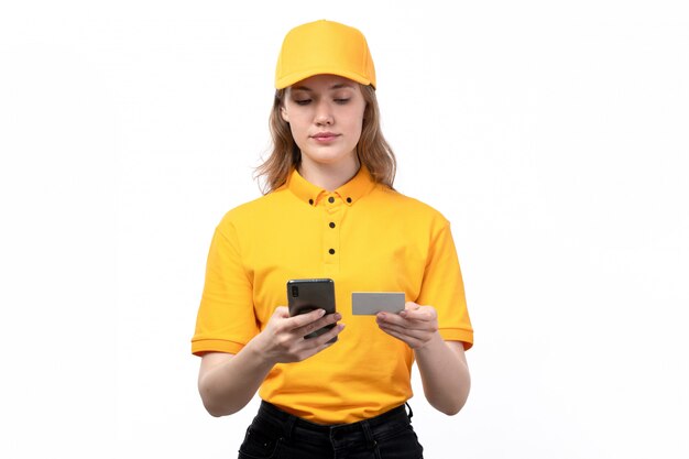 Вид спереди молодая женщина-курьер работница службы доставки еды ввода информации с белой карты в телефон на белом
