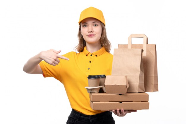 正面図の若い女性の宅配便のフードデリバリーサービスの女性労働者コーヒーカップ食品パッケージを押しながら白の笑顔