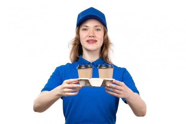 흰색에 웃 고 커피 컵을 들고 음식 배달 서비스의 전면보기 젊은 여성 택배 여성 노동자