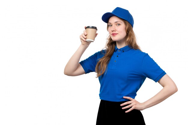 白のコーヒーカップを保持している食品配達サービスの正面図若い女性宅配便女性労働者