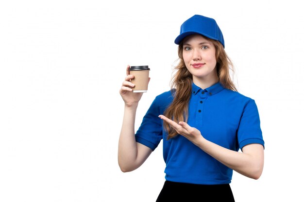 흰색에 웃 고 커피 잔을 들고 음식 배달 서비스의 전면보기 젊은 여성 택배 여성 노동자