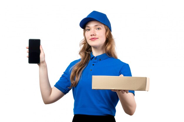 フードデリバリーパッケージと白のスマートフォンを保持しているフードデリバリーサービスの正面若い女性宅配便女性労働者