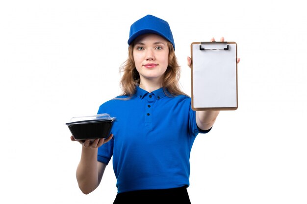 署名のメモ帳と白の食物と一緒にボウルを保持している食品配達サービスの正面の若い女性宅配便女性労働者