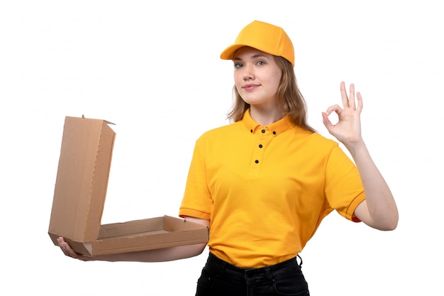 Фронтальный вид молодой женщины курьер работница службы доставки еды Холдинг пустой коробки для пиццы, улыбаясь на белом