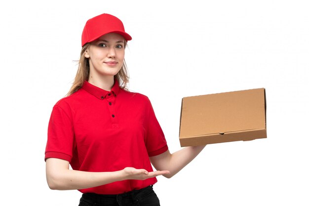 Вид спереди молодая женщина курьер работница службы доставки еды, улыбаясь, держа коробку с едой на белом