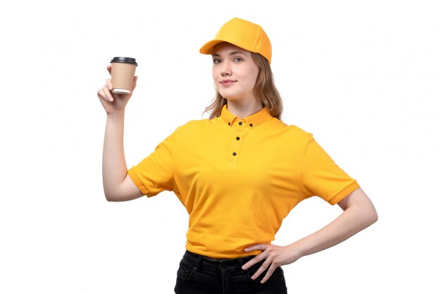 Вид спереди молодая женщина курьер работница службы доставки еды, улыбаясь, держа чашку кофе на белом