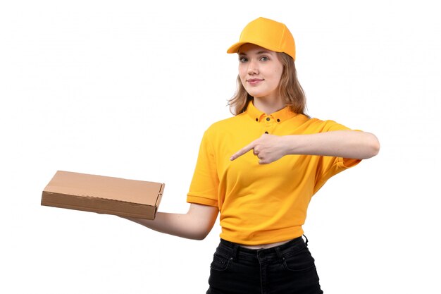 Вид спереди молодая женщина курьер работница службы доставки еды, улыбаясь, держа коробку доставки на белом