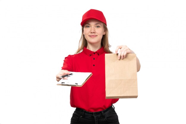 Вид спереди молодой женщины курьер работница службы доставки еды, улыбаясь, держа пакет доставки еды и блокнот на белом
