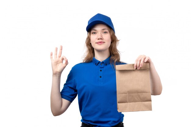 흰색에 음식 배달 패키지를 들고 웃 고 음식 배달 서비스의 전면보기 젊은 여성 택배 여성 노동자