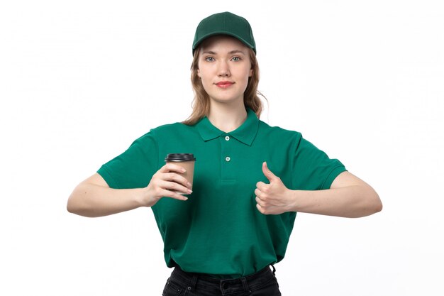 녹색 유니폼 커피 컵을 들고 흰색에 웃는 전면보기 젊은 여성 택배