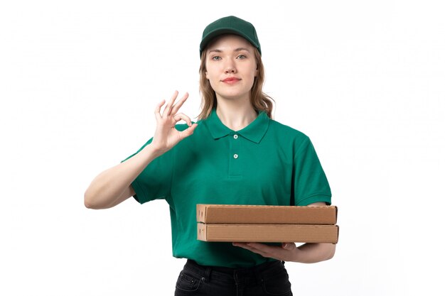 피자 상자를 들고 웃 고 녹색 제복을 입은 전면보기 젊은 여성 택배