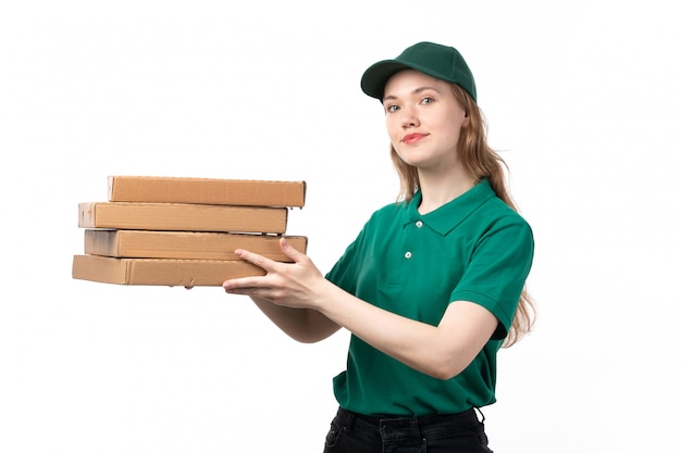 피자 상자를 들고 녹색 제복을 입은 전면보기 젊은 여성 택배