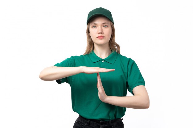 Tの文字を形成する緑の制服ポーズで正面の若い女性宅配便