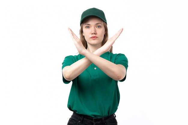 제기 팔 금지 기호를 보여주는 녹색 제복을 입은 전면보기 젊은 여성 택배