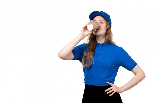 仕事を提供する白い背景サービスでコーヒーを飲みながら制服を着た正面若い女性宅配便