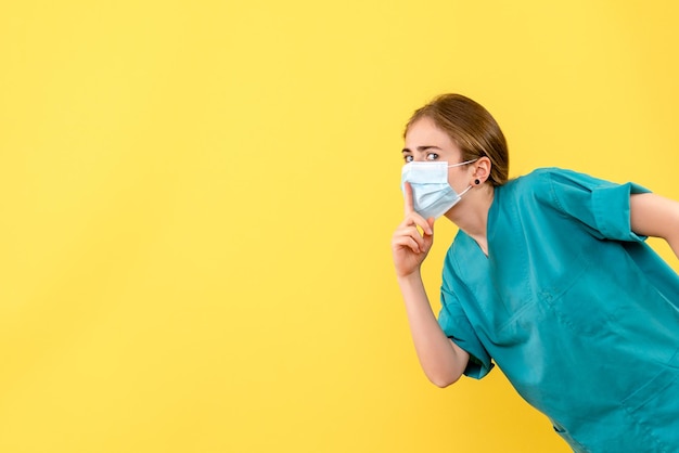 Vista frontale della giovane dottoressa