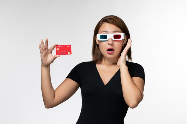 흰색 표면에 d 선글라스에 은행 카드를 들고 전면보기 젊은 여성