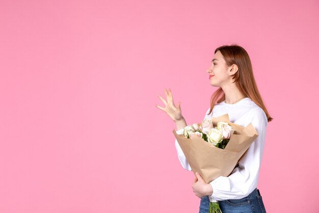 ピンクの美しいバラの花束を保持している正面図若い女性