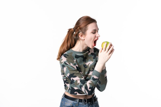正面図白い背景に青リンゴを保持している若い女性食事ツリー食品人間料理フルーツジュース色ダイエット