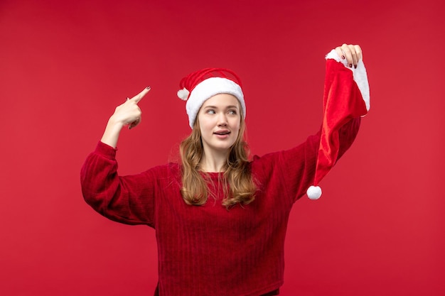 正面図赤い帽子、休日のクリスマスを保持している若い女性