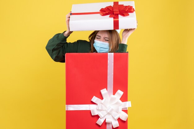 滅菌マスクのプレゼントボックス内の若い女性の正面図