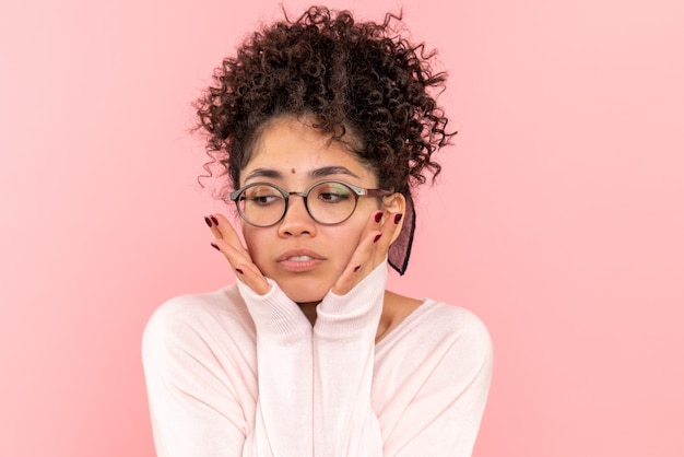 Foto gratuita vista frontale della giovane donna in rosa chiaro