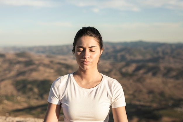 Foto gratuita vista frontale giovane meditazione femminile