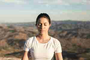 Foto gratuita vista frontale giovane meditazione femminile