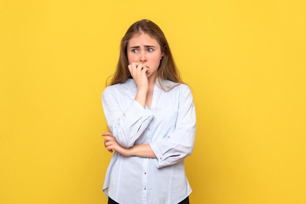 Vista frontale della giovane donna nervosa