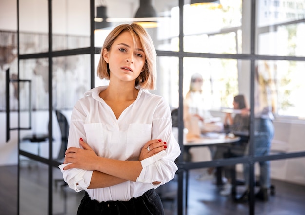 Giovane femmina di vista frontale all'ufficio