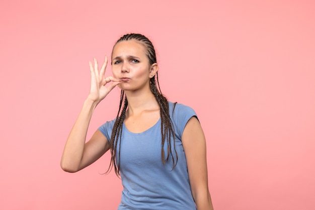 Foto gratuita vista frontale della giovane donna in rosa