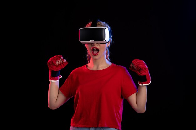 暗い壁に mma グローブで vr をしている若い女性の正面図