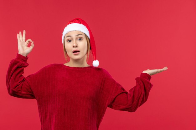 빨간 모자와 빨간 책상 빨간 크리스마스 이브에 크리스마스 분위기에 전면 보기 젊은 여성