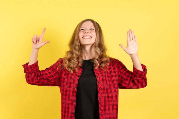노란색 배경 여자 인간의 감정 모델 패션 소녀에 행복 느낌 빨간색 체크 무늬 셔츠에 전면보기 젊은 여성