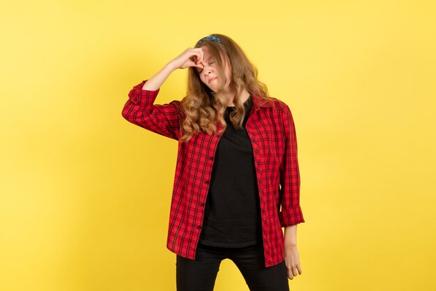 노란색 배경 여자 인간의 감정 모델 패션 소녀에 강조 빨간색 체크 무늬 셔츠 느낌에 전면보기 젊은 여성