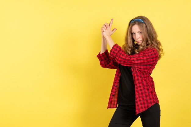 노란색 책상 여자 여자 감정 모델 색상 인간에 포즈 빨간색 체크 무늬 셔츠에 전면보기 젊은 여성